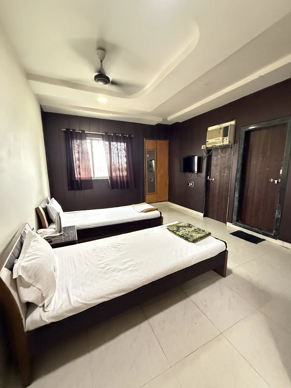 Normal room at Hotel Evershine with two single beds, wall TV and window with curtains